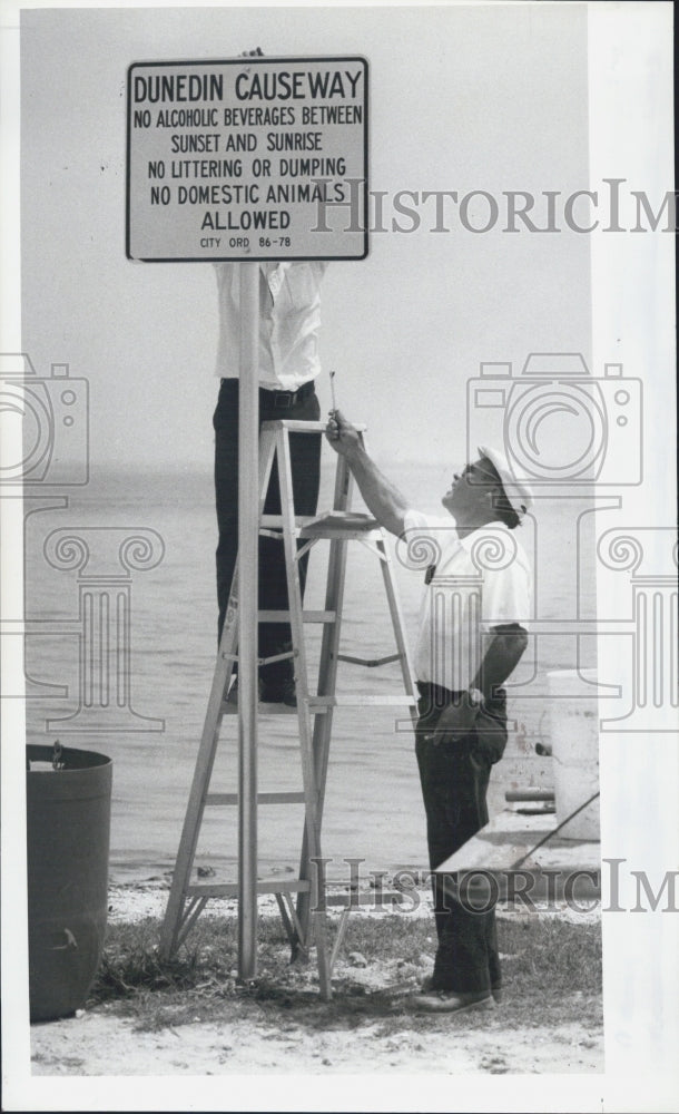 1987 Press Photo New signage banning dogs on the beach - Historic Images