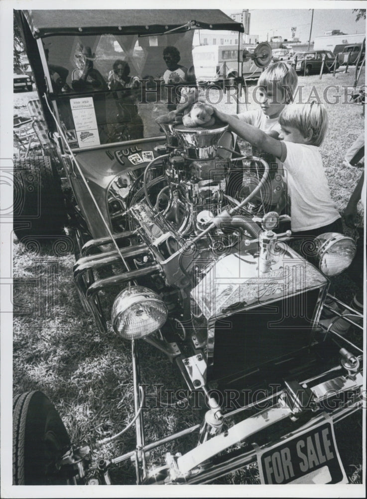 1981 Press Photo Young boys look over a 1923 Ford owned by Randy Banger, on - Historic Images