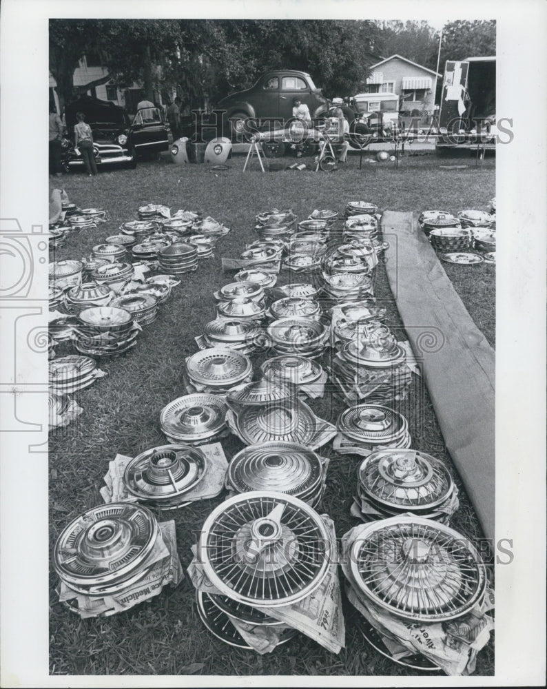 1983 Press Photo Rows of automobile hubcaps of different styles - Historic Images