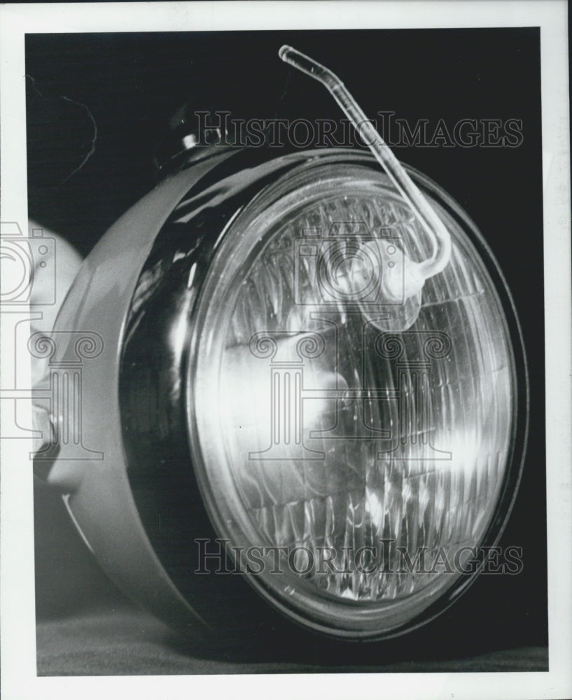 1987 Press Photo The Headlight glows to indicate that the light is on - Historic Images