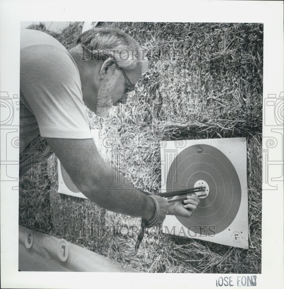 1985 Press Photo this equipment has improved since Robin Hood,s day - Historic Images