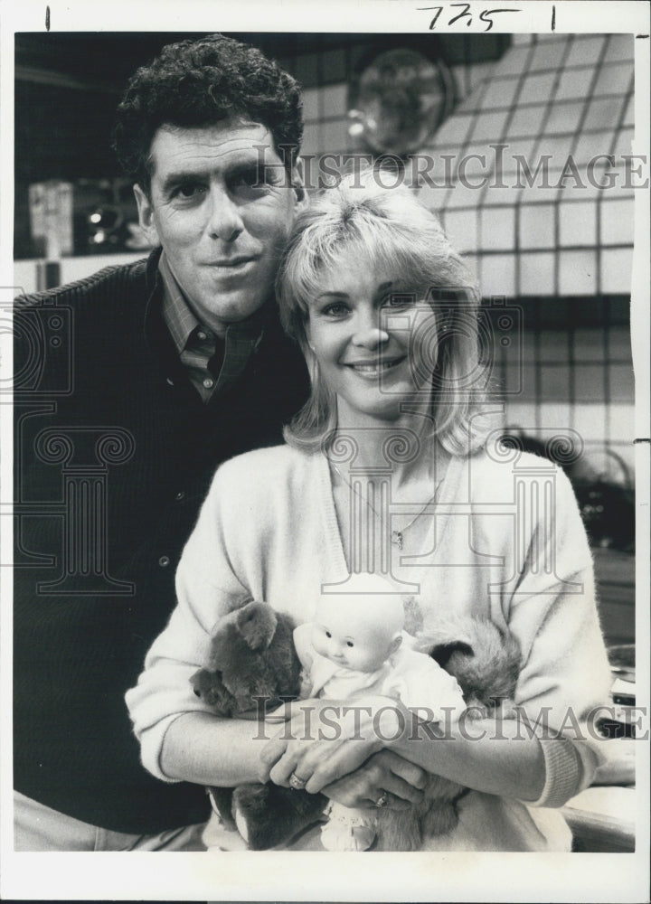 1986 Press Photo Elliott Gould and Dee Wallace &quot;Together We Stand&quot; Comedy - Historic Images