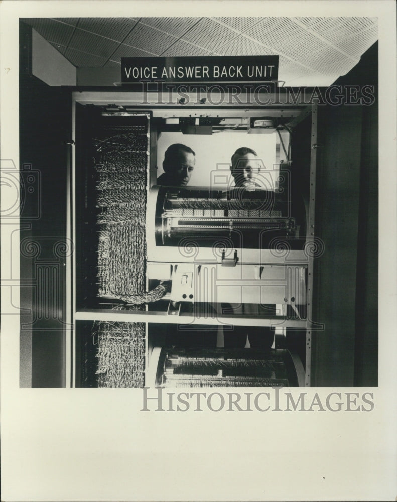 1967 Press Photo Automation engineers inspect the open back of computer an NYSE - Historic Images