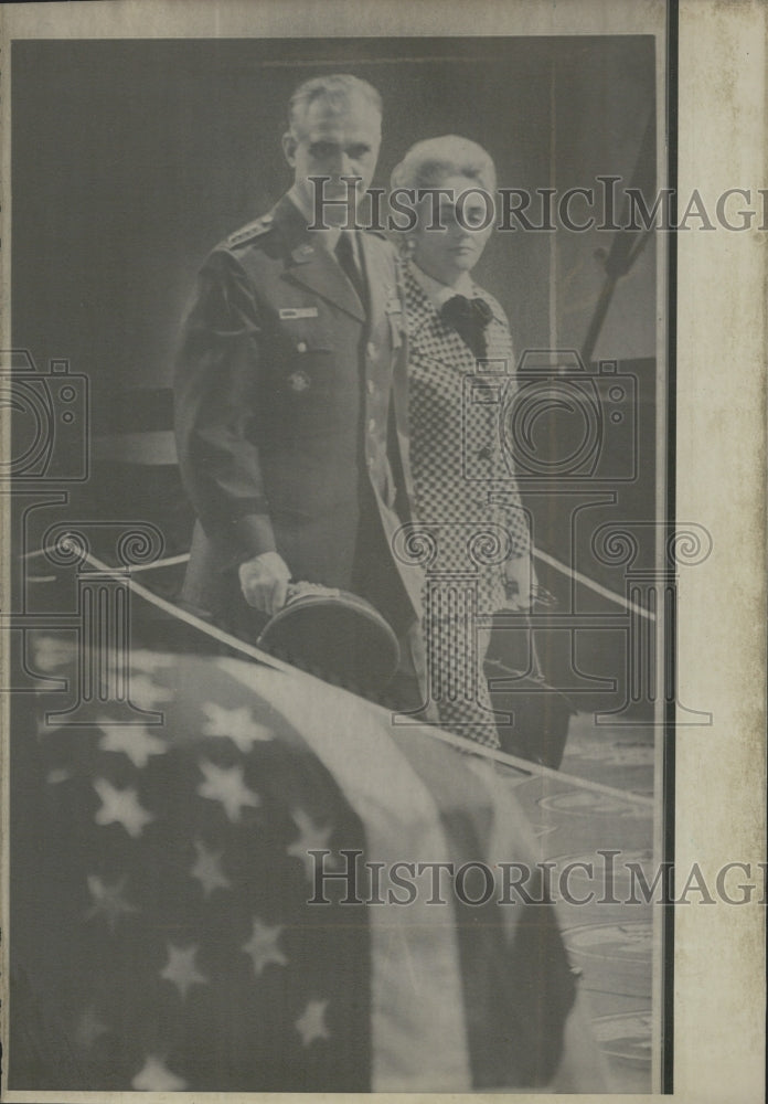 1972 Gen. Westmoreland and wife pay respects - Historic Images