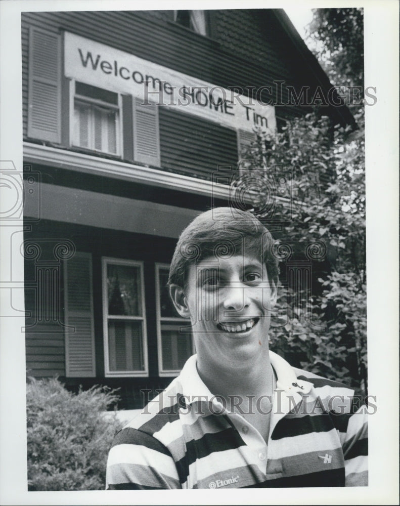 1984 Press Photo Tim Daggett Olympic Gymnast In Front Of His House - Historic Images