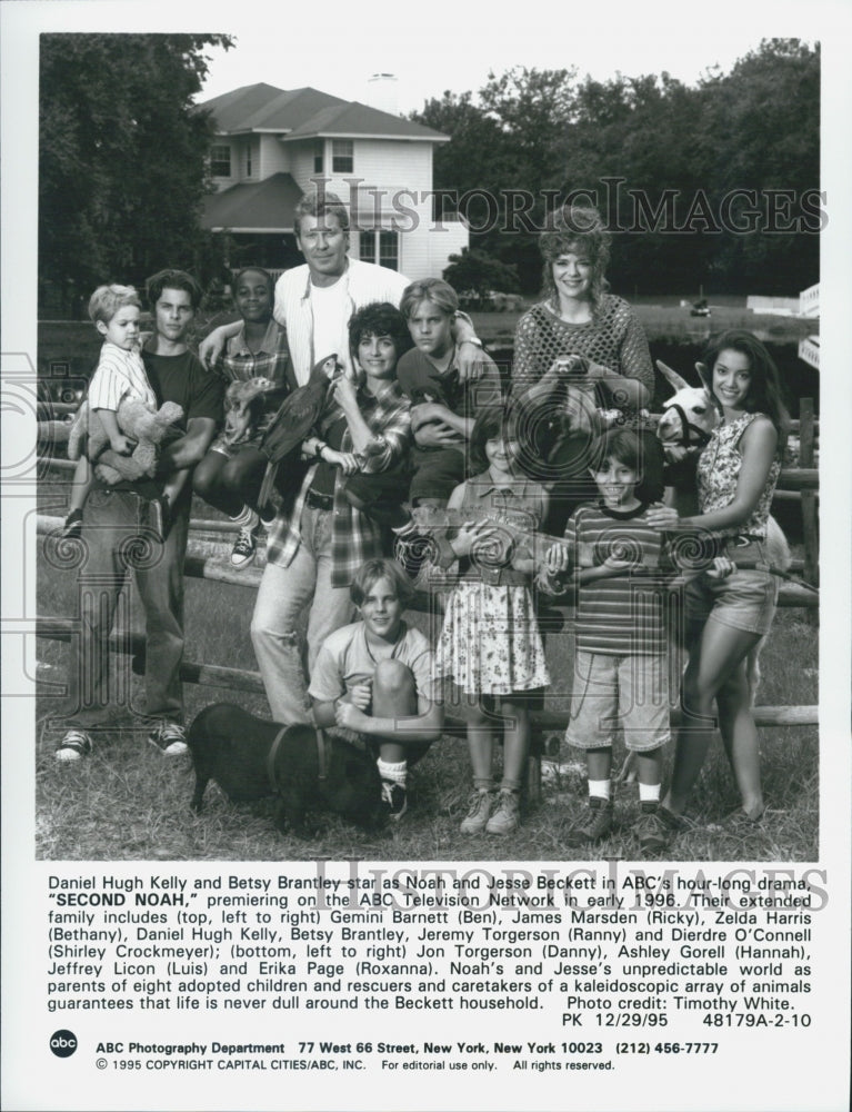 1995 Press Photo Cast photo for &quot;Second Noah&quot; - Historic Images