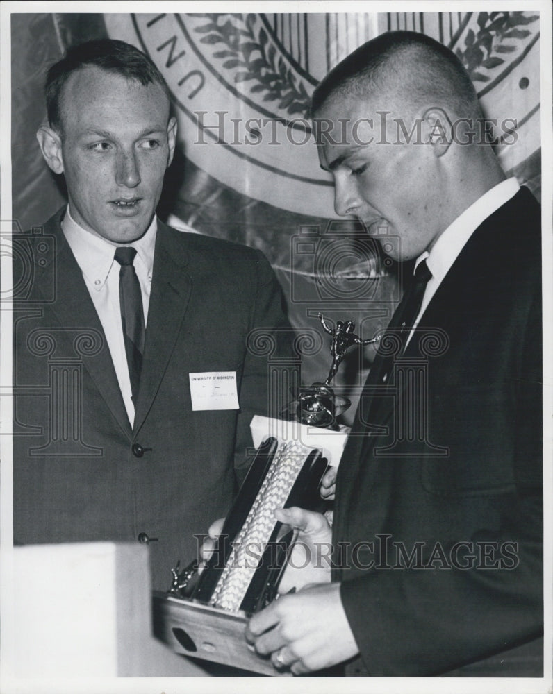 Press Photo Phil Shannick and Dave Williams accepting a trophy - Historic Images