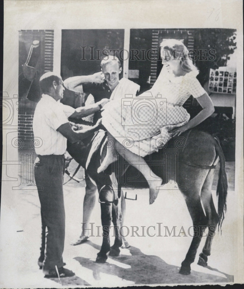 1960 Australian swimming star John and his wife - Historic Images