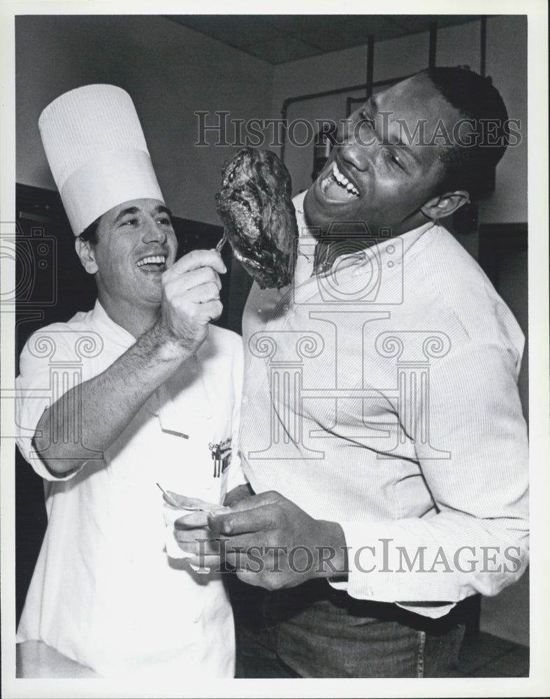 1984 Press Photo Chef Norm Wade Feeding Darryl Haley - Historic Images