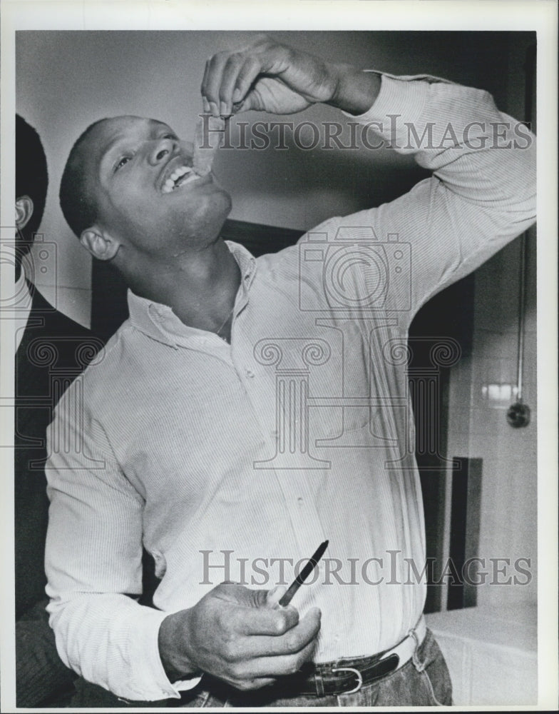 1984 Press Photo Patriots Player Darryl Haley eating buffalo meat - Historic Images