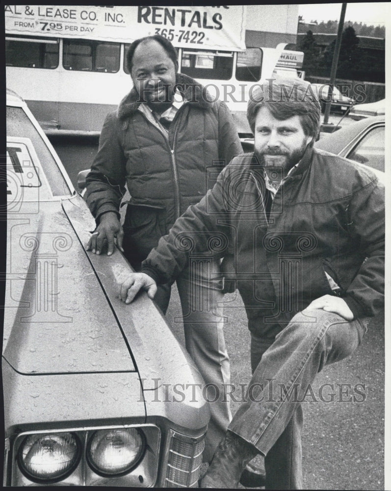 1979 Press Photo Mickey Vergillo and Jim Cowan offer a car for rent - Historic Images