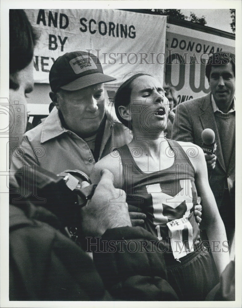 Press Photo Boston Bonne Bell Road Race Winner Jan Merrill collapses - Historic Images