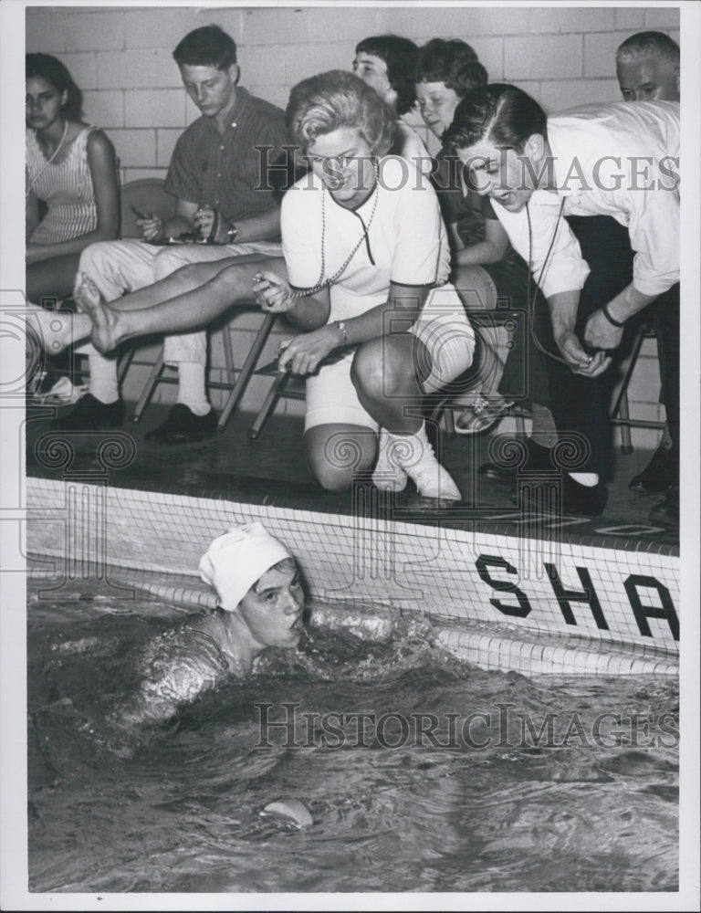 1963 Carol Hennessey gets word of encouragement to Pat Hennessey - Historic Images