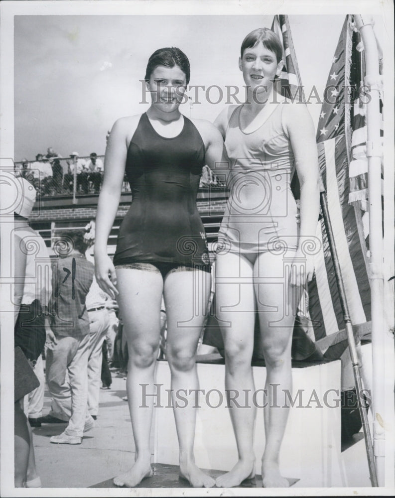 Press Photo Julie Doherty and Patti Cummins - Historic Images