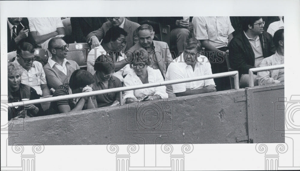 1982 Press Photo Lions Coach, Monte Clark And Family At Game - Historic Images