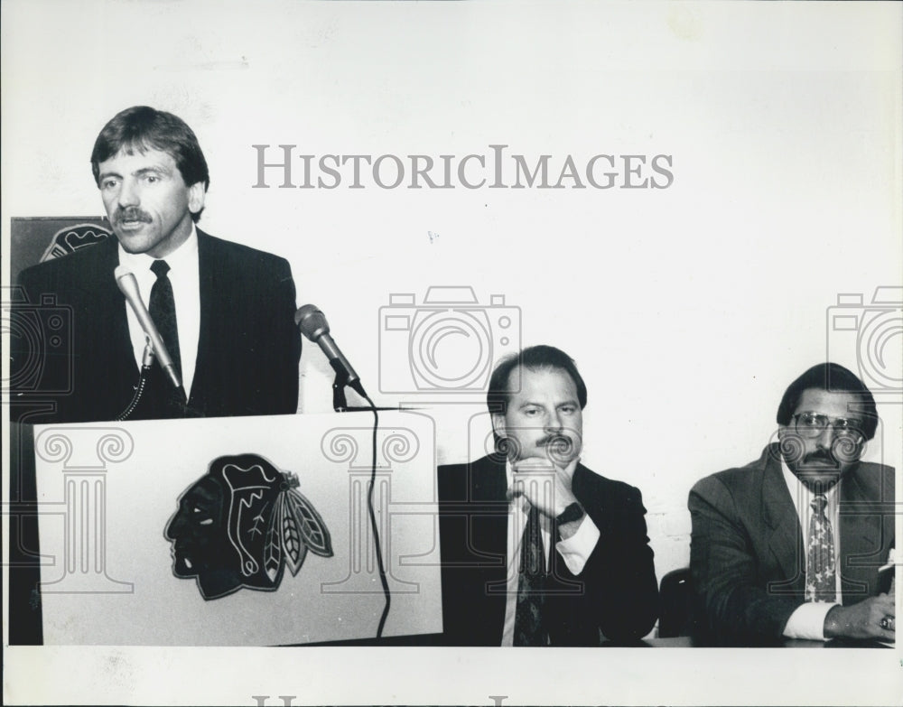 1988 Press Photo Black Hawk asst. E. J. McGuire, Mike Keenan and Jacques Martin - Historic Images