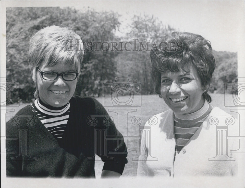 1970 Press Photo Marilyn Smith and Gerda Whalen - RSG36091 - Historic Images