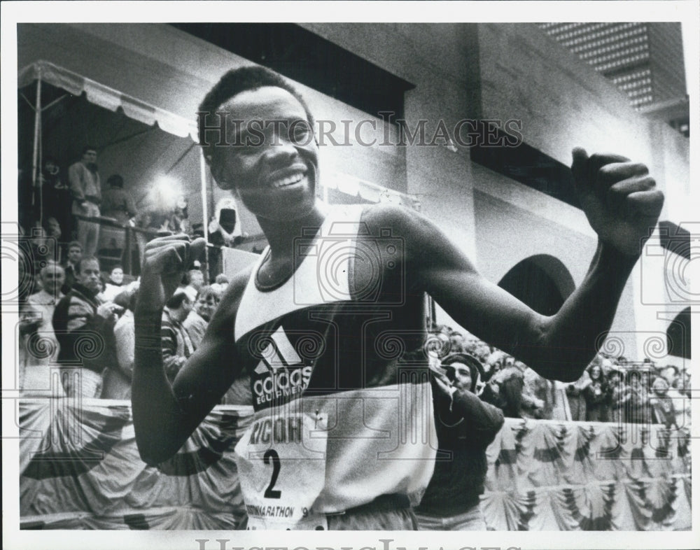 1991 Press Photo Ibrahim Hussein Salutes the Crowd - Historic Images