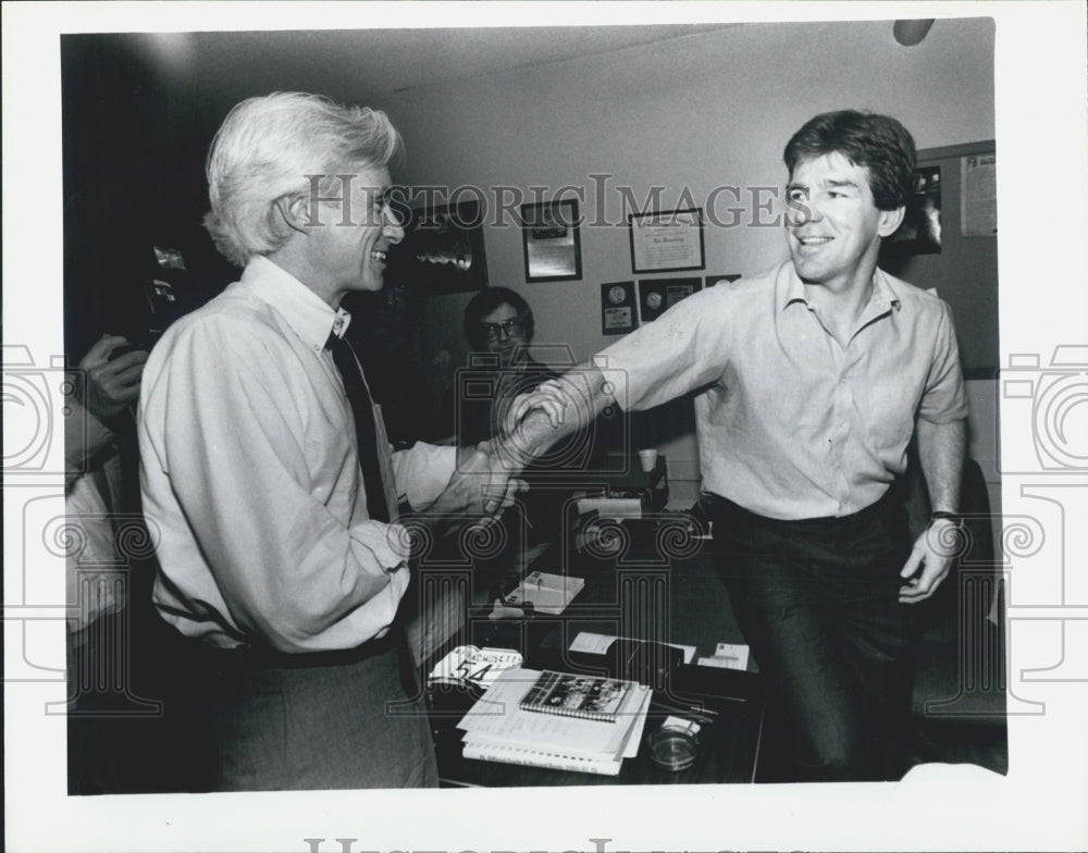 1987 Press Photo Terry Orielly congratulated by William Hassett Bruins Press, - Historic Images