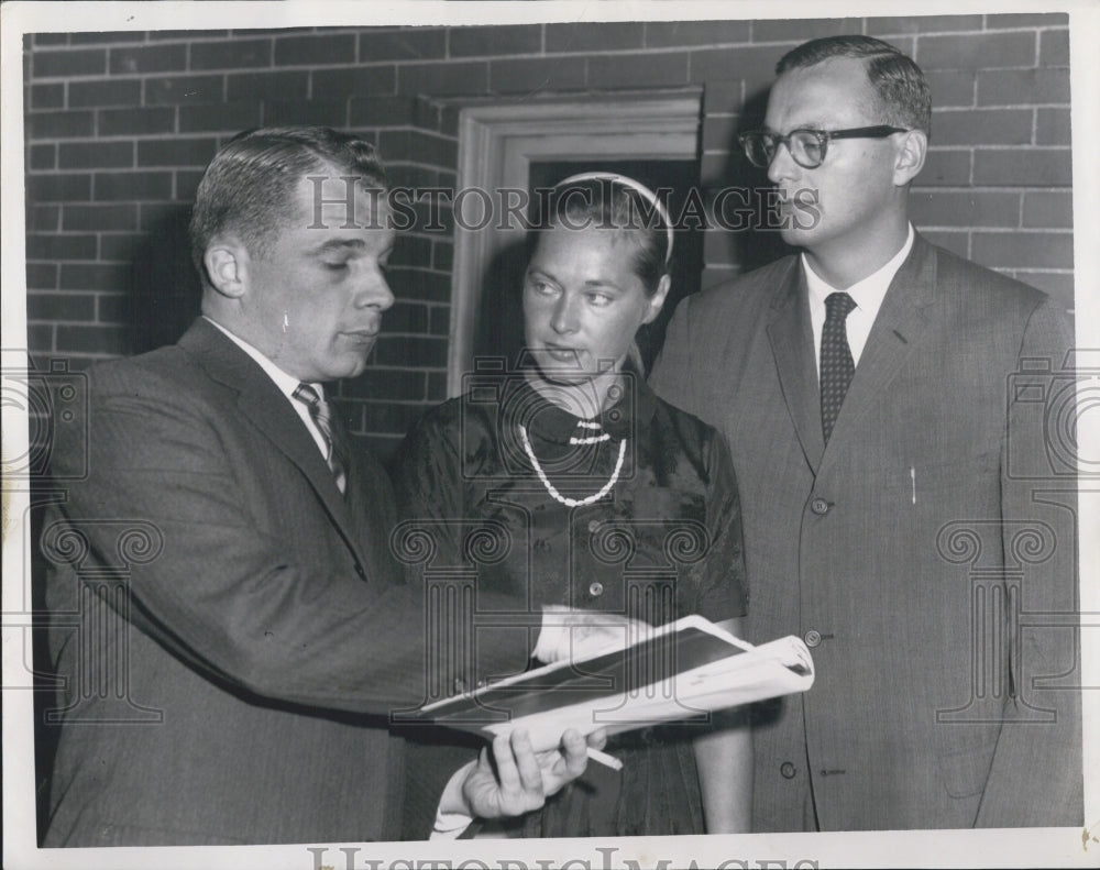 1961 F. Lee Bailey, attorney, Mrs. Joseph Kreplick, and psychiatrist - Historic Images