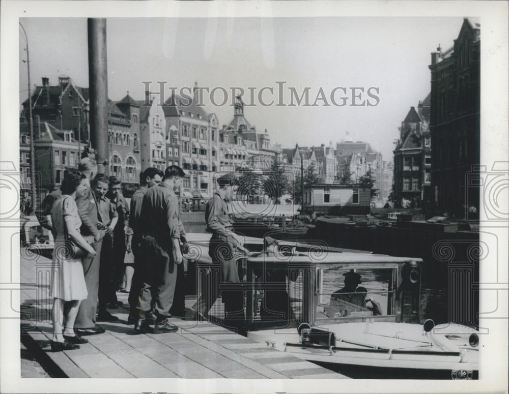 1946 Press Photo Army Personnel embarking on tour of Amsterdam, Holland - Historic Images