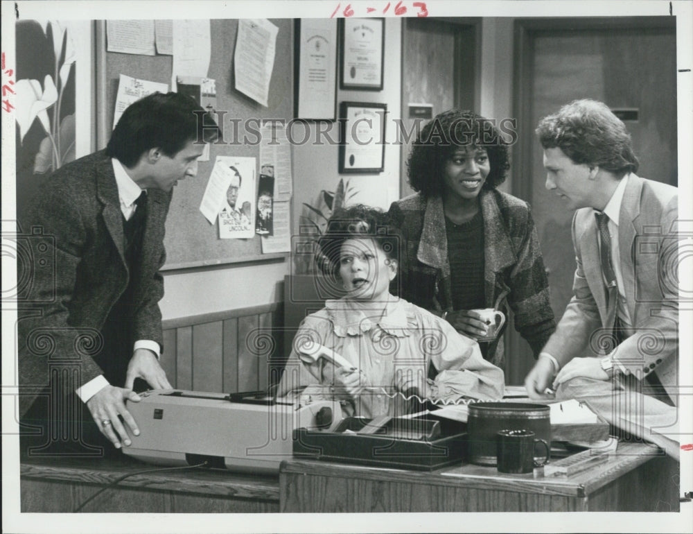 1985 Press Photo Bronson Pinchot Alfre Woodard Bill Maher Ronnie Claire Edwards - Historic Images