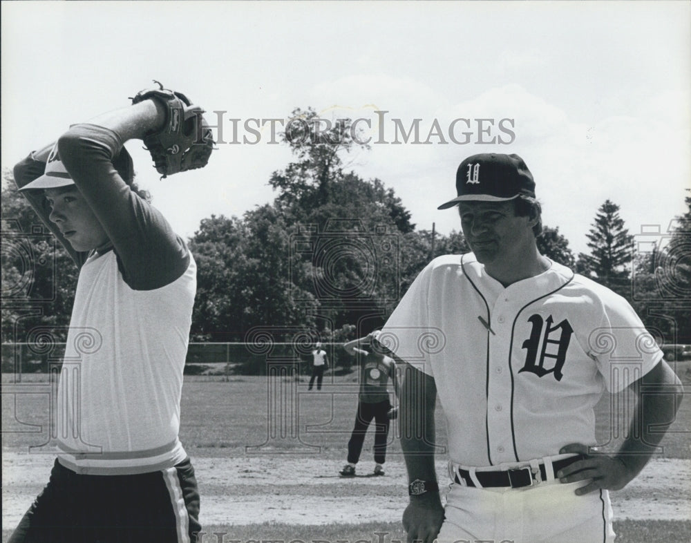 1985 Press Photo Robert Sudo Utica Ken Brett Pitcher Coach - Historic Images