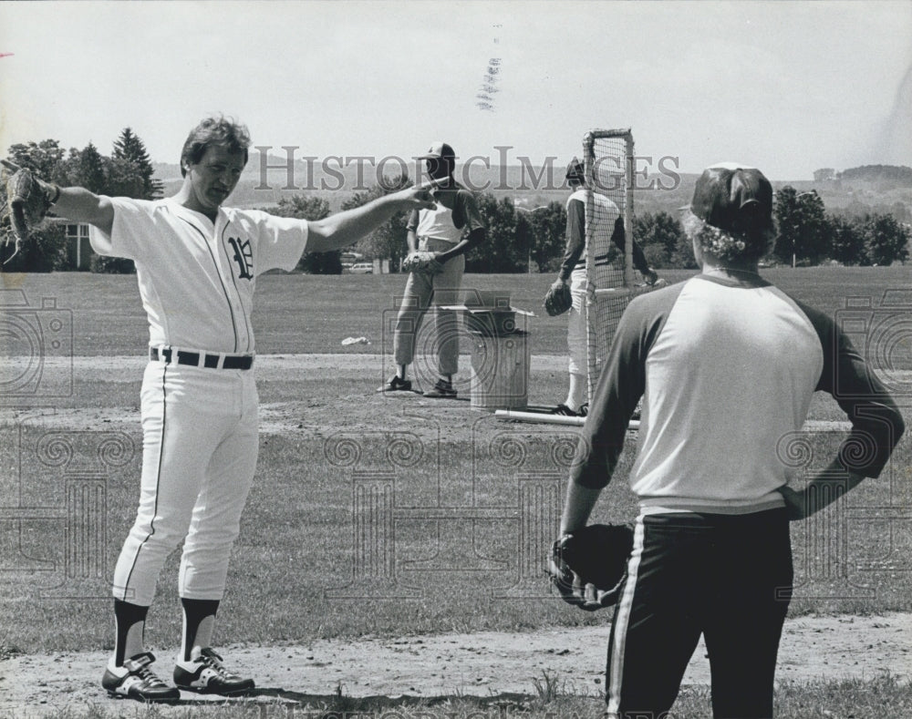 1985 Press Photo Robert Sudo Utica Pitcher Ken Brett Coach - Historic Images