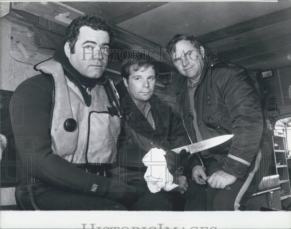 1982 Press Photo MA State Police Scuba Team Recovers Alleged Murder Weapon - Historic Images