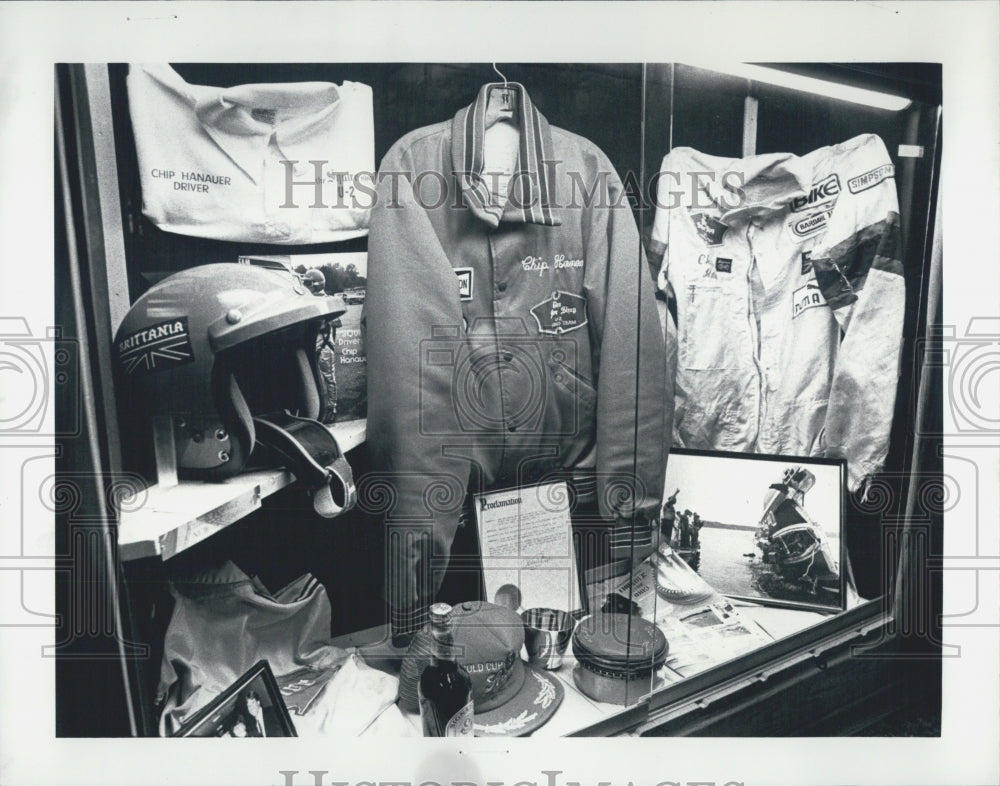 1983 Press Photo Bob Williams Hydroplane Museum Chip Hanauer Uniform - Historic Images