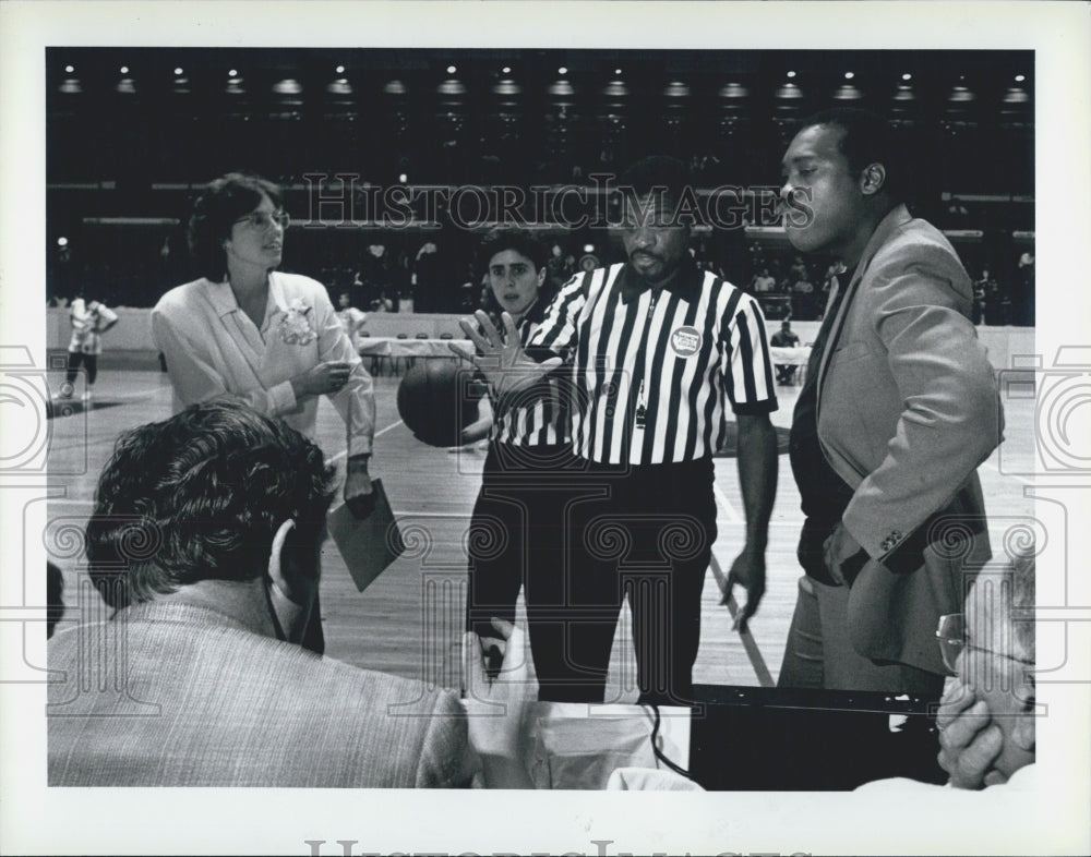 1990 Press Photo Basketball Coach Sandy Schneider Ben Wright Rainier Beach - Historic Images