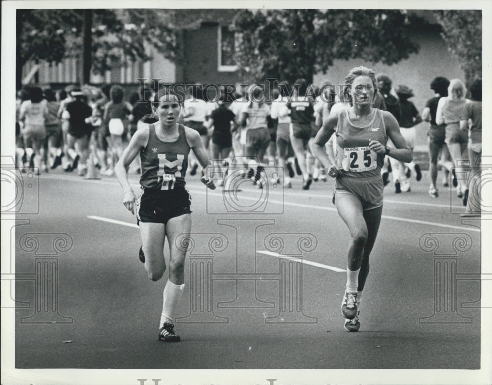 Press Photo Allison Roe and Jan Merrill in Boston Bonne Bell Road Race - Historic Images