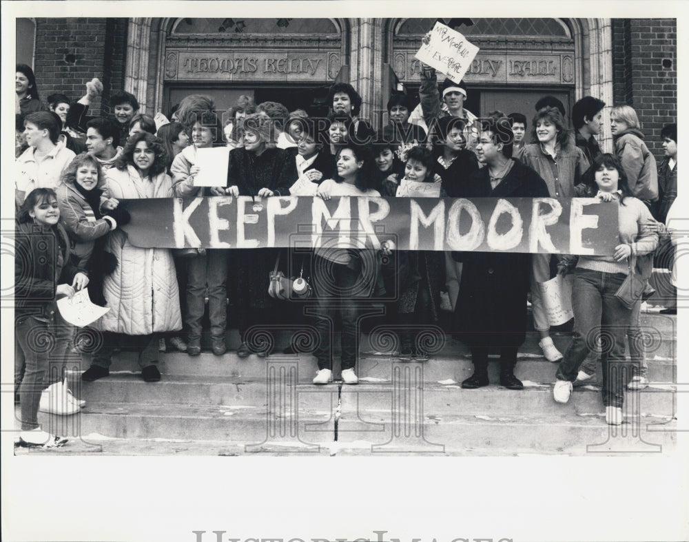 1986 Press Photo Students in Chicago Protesting Release of Teacher - Historic Images