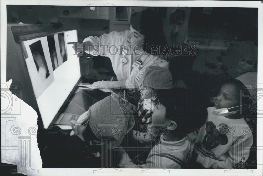 1994 Press Photo Evanston Hospital Children&#39;s Week - Historic Images