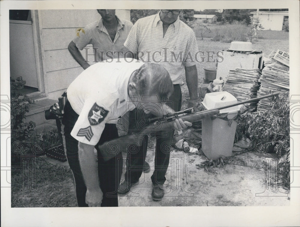 1974 Press Photo Woman Arrested After Firing Rifle - Historic Images