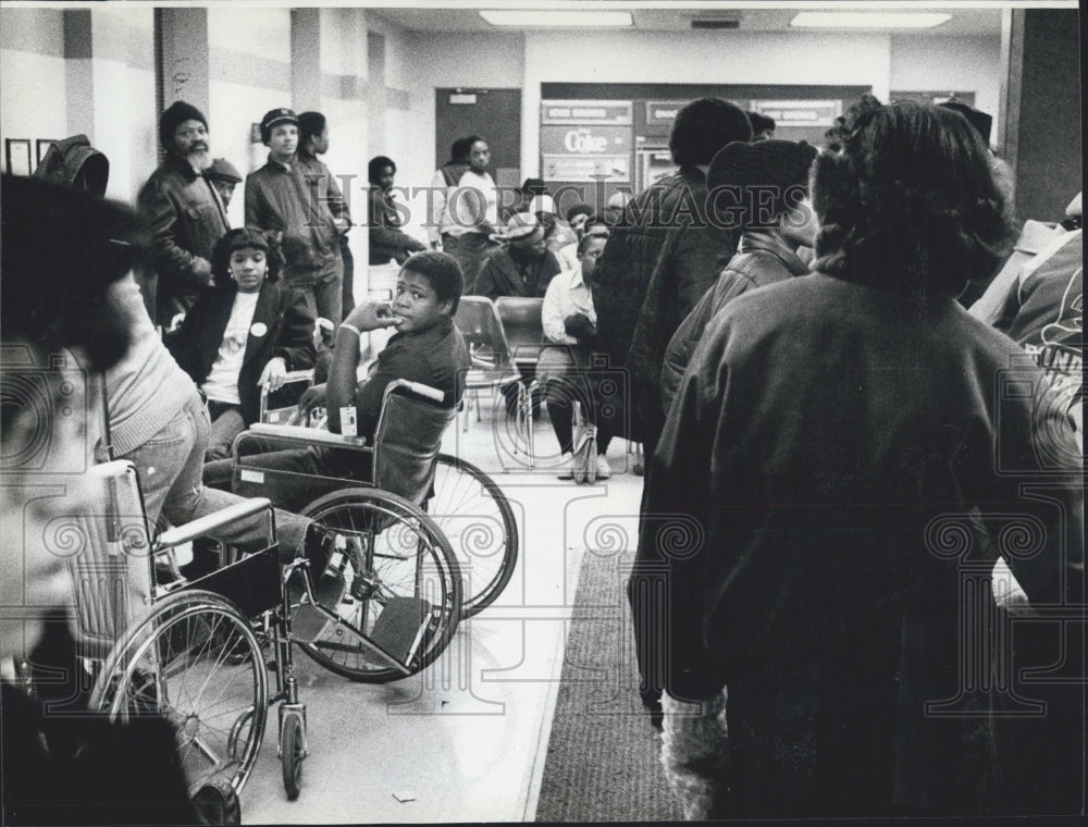 1981 Press Photo Students In Hospital Food Poisoning Insecticide - Historic Images