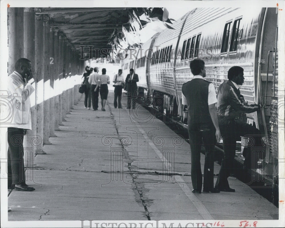 1982 Press Photo Passengers Board Train Tampa Florida - Historic Images