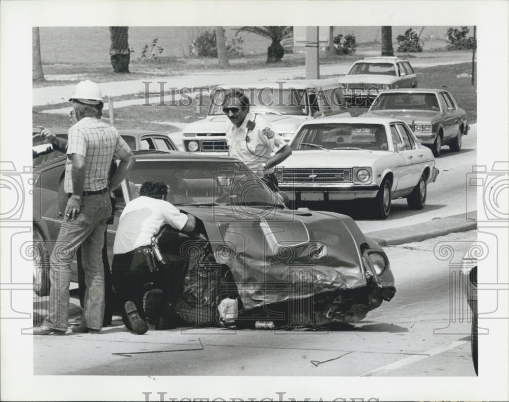 1986 Press Photo Sports Car Wrecked Accident Clearwater Memorial Causeway Bridge - Historic Images