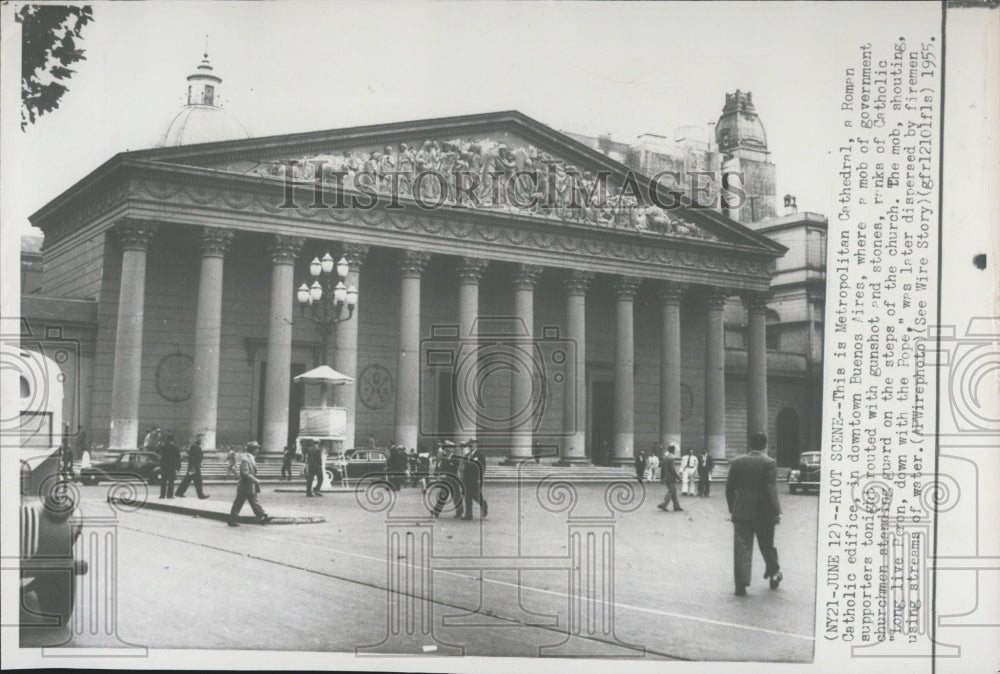 1955 Roman Catholic Edifice In Buenos Aires Churchmen Stand Guard - Historic Images