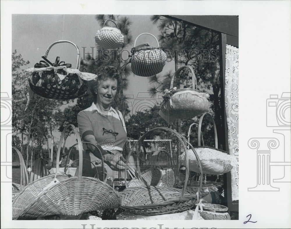 1965 Elenore Newman At The Spring Hill Art League Looking At Crafts - Historic Images