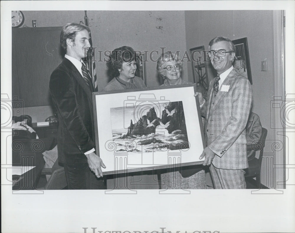 1981 Press Photo Phi Theta Kappa President Richard Gibson Dean Sylvia Thomasson - Historic Images