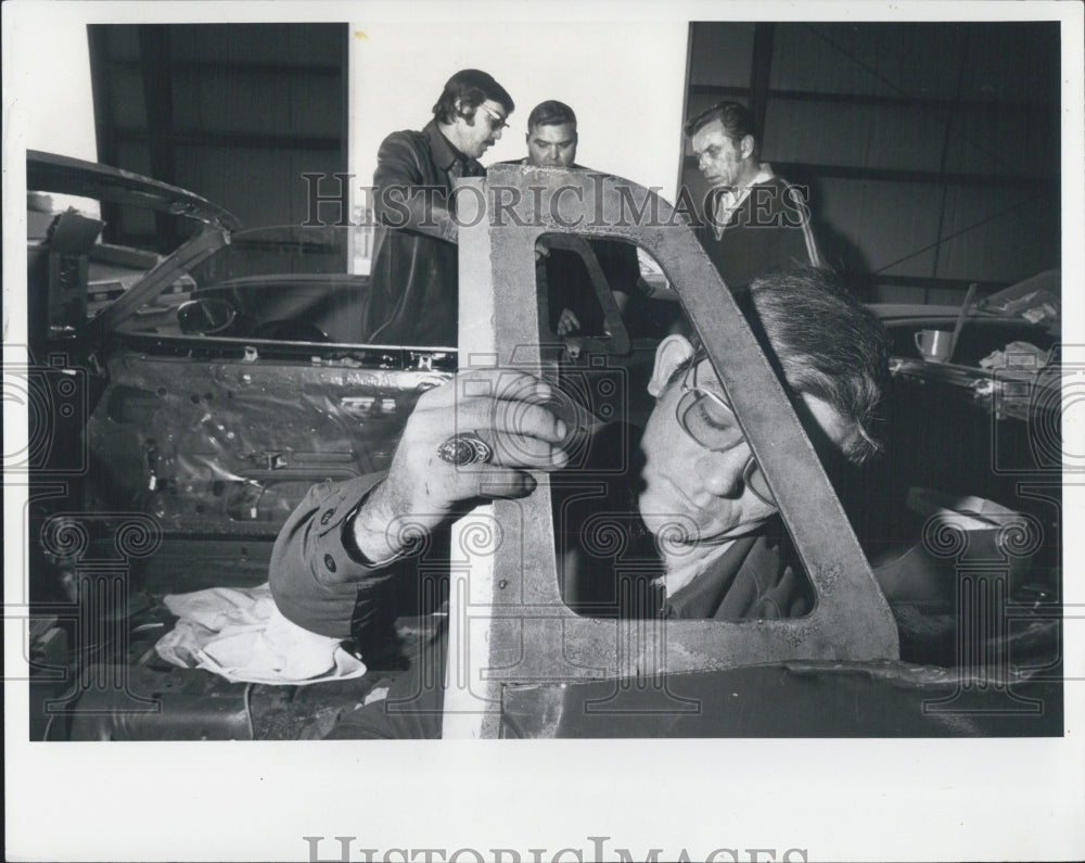 1977 Press Photo Jim Lemny installs window after car top is taken off. - Historic Images