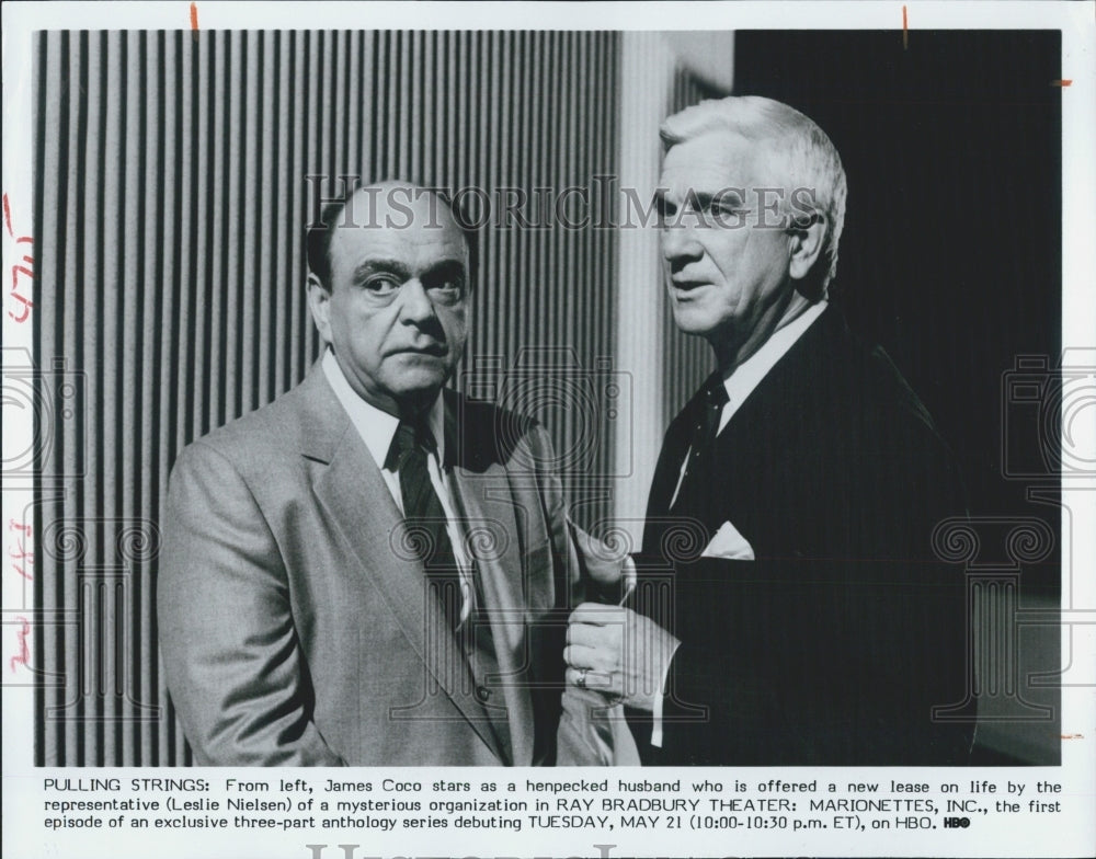 1985 Press Photo James Coco Leslie Nielsen Ray Bradbury Theater Marionette Inc. - Historic Images