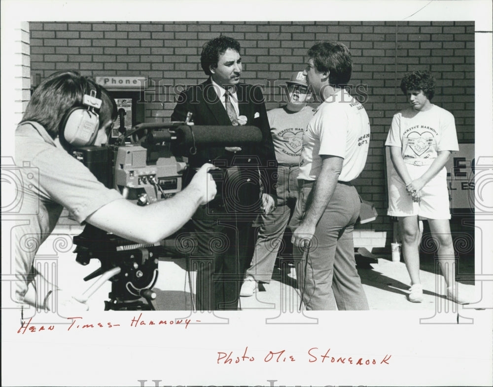 1987 Press Photo Reporter Jerry Troino And Special Ed. Teacher Mike Iannella - Historic Images