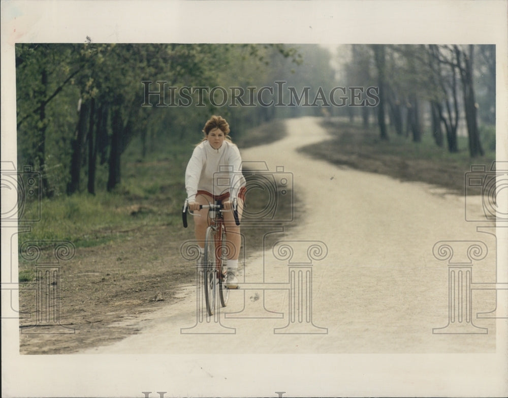 1989 Press Photo Woman Bicycles Illinois Prairie Path To Fox River Trail Geneva - Historic Images