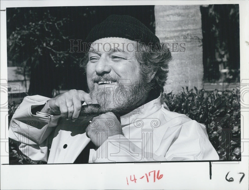 1980 Press Photo &quot;Captain Salt&quot; Harry Frain combs his beard to prepare for a - Historic Images