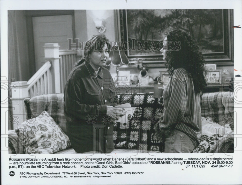 1992 Press Photo Actresses Roseanne Barr And Sara Gilbert Starring In &quot;Roseanne&quot; - Historic Images