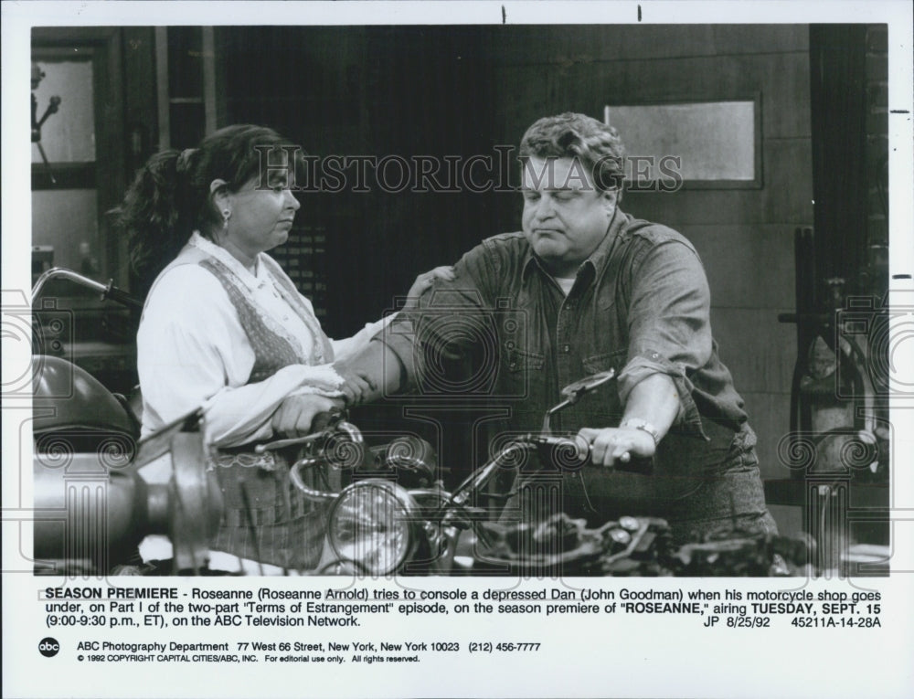 1992 Press Photo Roseanne Arnold And John Goodman On ABC Television Show Rosanne - Historic Images