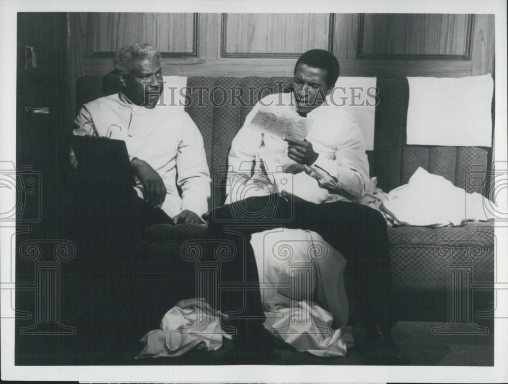 1979 Press Photo Ossie Davis & Dorian Harewood in "Roots: The Next Generations." - Historic Images
