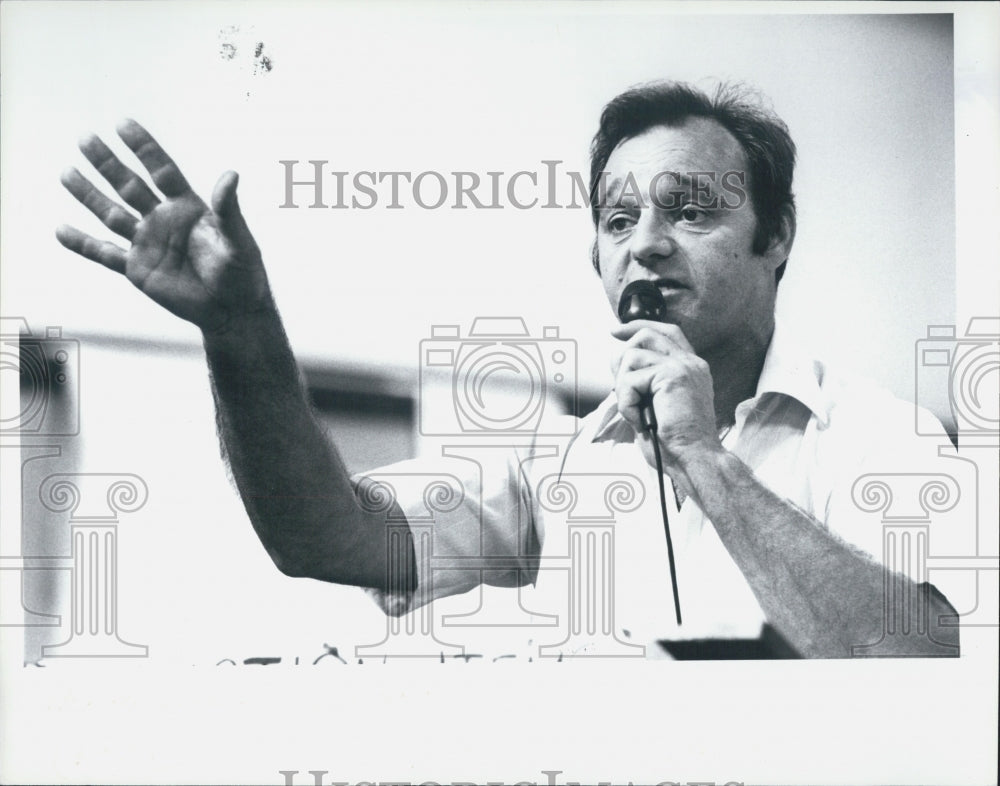 1988 Press Photo Auctioneer Jerry Cornwell At Hernando Christian School Auction - Historic Images